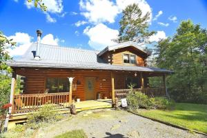 Charming Cabin Rental with a Hot Tub and Fireplace in the Smoky Mountains