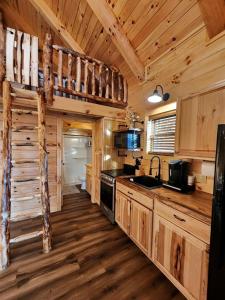 Modern Spacious Cabin near Tappan Lake with Jacuzzi and Panoramic Views in Ohio