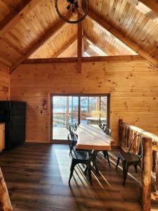 Modern Spacious Cabin near Tappan Lake with Jacuzzi and Panoramic Views in Ohio