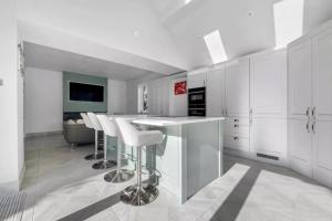 Luxury Detached House in Large Private Grounds, with Outdoor Jacuzzi and Sauna