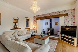 Luxury Detached House in Large Private Grounds, with Outdoor Jacuzzi and Sauna