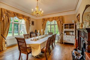 Luxury Detached House in Large Private Grounds, with Outdoor Jacuzzi and Sauna