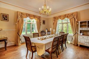 Luxury Detached House in Large Private Grounds, with Outdoor Jacuzzi and Sauna