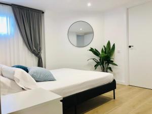 101 - Beachside Renovated 1BR apt w private garden