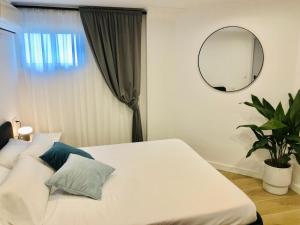 101 - Beachside Renovated 1BR apt w private garden