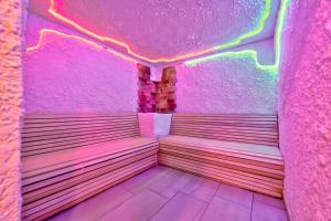 Tomy Forest Cigar Bar