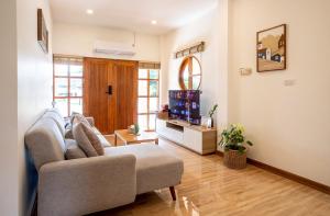 Relaxing Poolside Stay - 3BR Cozy House