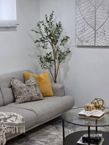 Amaville- The Cozy Cave - Minutes to WEM & YEG