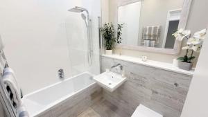 3 Bed Flat Battersea Square with Balcony & Parking