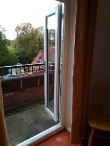 Bright warm, spacious 3 bedroom flat, with balcony in Redditch, Worcestershire