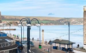 Stylish flat by the beach with stunning sea views