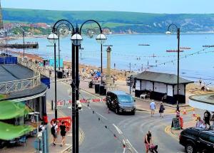 Stylish flat by the beach with stunning sea views