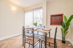 Spacious 6BR Family & Group Home Garden & Parking Sleeps 10