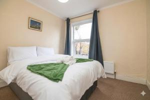 Spacious 6BR Family & Group Home Garden & Parking Sleeps 10