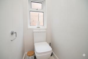 Spacious 6BR Family & Group Home Garden & Parking Sleeps 10