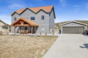 Golden Bear at Shay Meadows~ Relaxing Equestrian Estate w Hot Tub + Foosball