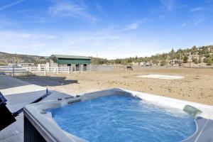 Golden Bear at Shay Meadows~ Relaxing Equestrian Estate w Hot Tub + Foosball
