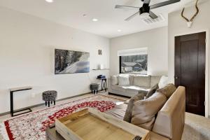 Golden Bear at Shay Meadows~ Relaxing Equestrian Estate w Hot Tub + Foosball