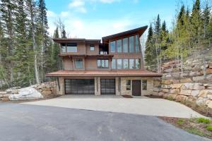 KBM Resorts Walk to Slopes Sports Court Private Home Theater Sleeps 16 Private Hot Tub PCO-184G