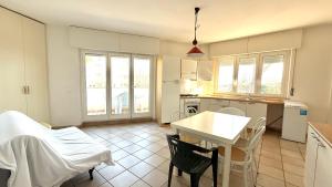 Trilocale a 50mt dal mare di Marcelli - M006