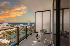 Beautiful Apt -Private Balcony & Pool