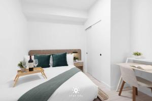 Beautiful Apt -Private Balcony & Pool