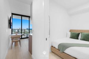 Beautiful Apt -Private Balcony & Pool