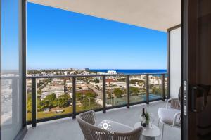 Beautiful Apt -Private Balcony & Pool
