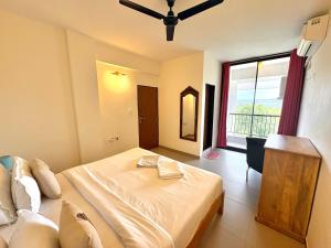 North Goa Escape 2BHK Family Apartment with Balcony & Pool - Near Candolim Beach