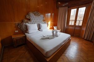 KASTELLO ROIAL PLAzA