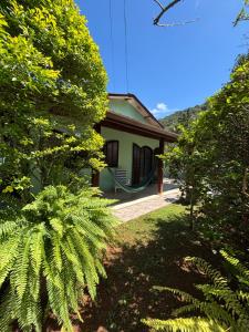 Casa verde Ubatuba ao lado da praia da Enseada e Santa Rita