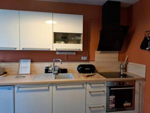 Studio Nimes - Clim - Wifi -Cuisine privatif - parking privé - salle de bain commune- balcon