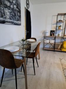 Studio Nimes - Clim - Wifi -Cuisine privatif - parking privé - salle de bain commune- balcon