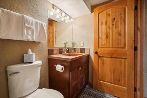 Cozy 1BR condo in Breckenridge with mountain views and easy ski access at 4 O