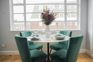 Art deco 1BR apartment in popular Chelsea area