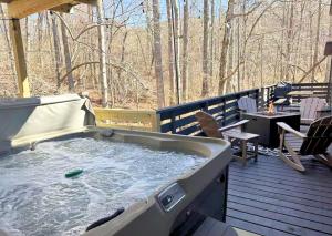 Blueberry Farm Cottage, Hot Tub, Creek, Game Room