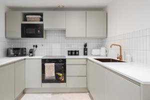 Stunning Central 2 bed Apt, 2 Baths