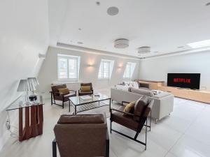 Luxurious Penthouse Apartment in Prime Location