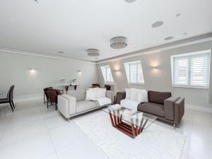 Luxurious Penthouse Apartment in Prime Location