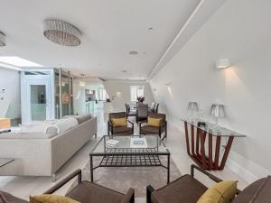 Luxurious Penthouse Apartment in Prime Location