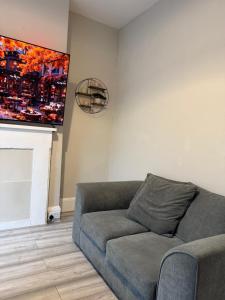 2 Bed Flat Elcot Ave - Luxe CityStays