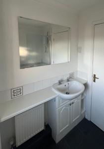 Spacious 3 Bed home situated in a beautiful area - SLEEPS 8