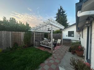 PNW Studio Getaway for Couples with Hot Tub