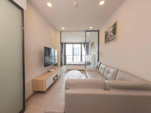 KINGbed with Pool Gym and Standing Desk near MRT