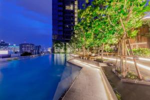 KINGbed with Pool Gym and Standing Desk near MRT