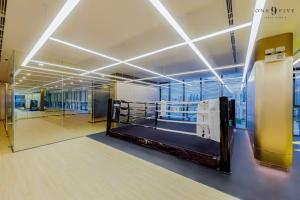 KINGbed with Pool Gym and Standing Desk near MRT