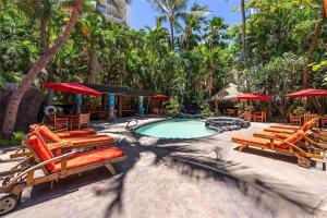 Steps from Waikiki Beach - Pool - Jacuzzi