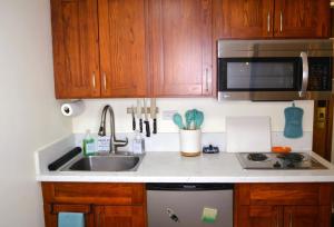 Steps from Waikiki Beach - Pool - Jacuzzi