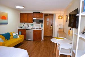 Steps from Waikiki Beach - Pool - Jacuzzi