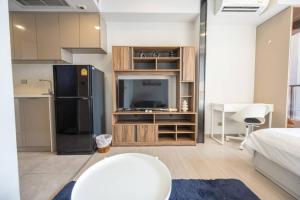 49floor with Workspace Pool and Gym with MRT 200m